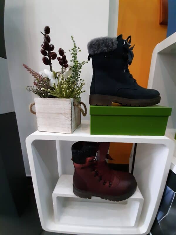 Hoher Winterstiefel, warmgefüttert, rutschhemmende Sohle, für lose Einlagen, Schnürung und Reißverschluß