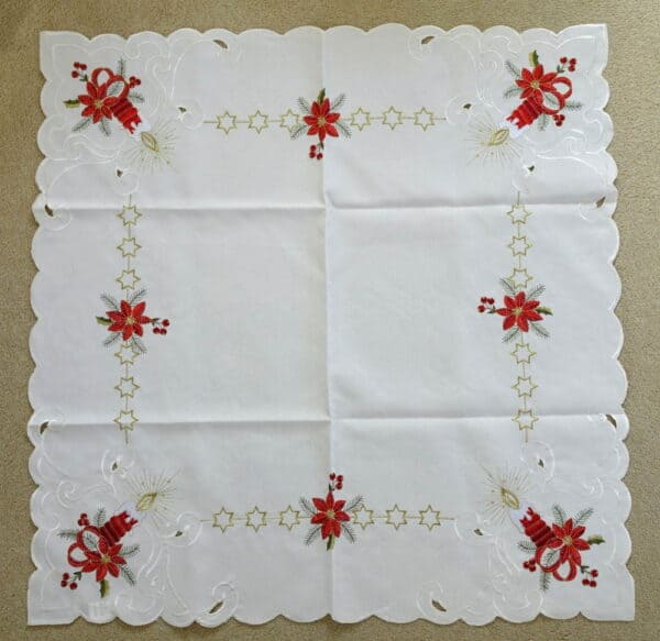 weihnachtliche Tischdecke mit Kerzen